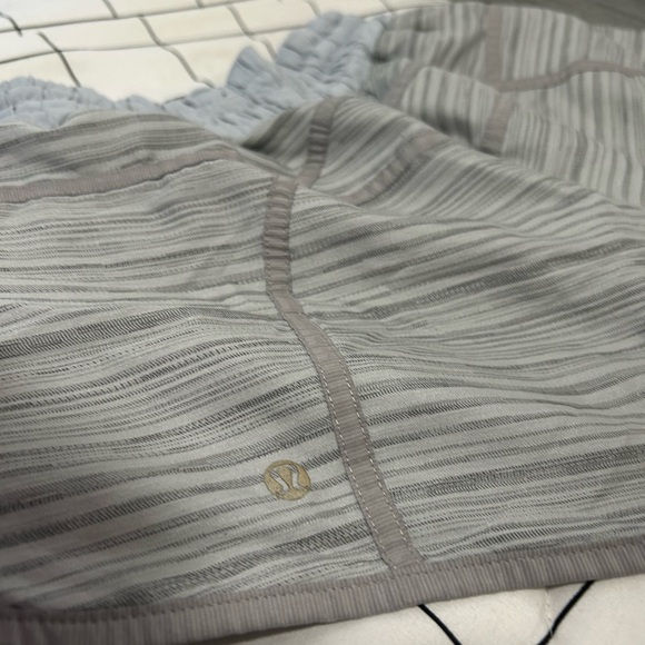 Grey Lululemon speed ups size 8!! Super cute - Picture 5 of 5